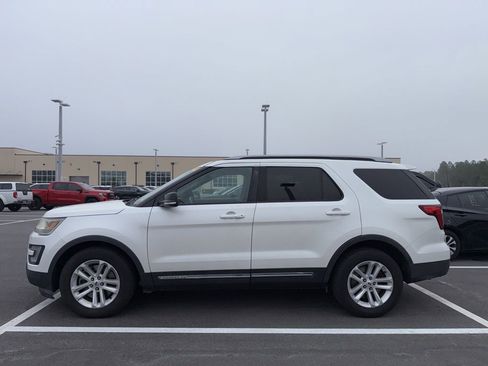 Used 2016 Ford Explorer XLT w/ Equipment Group 202A image 4