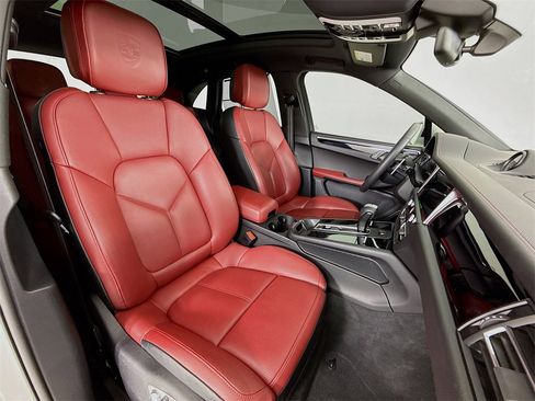 Used 2025 Porsche Macan image 31