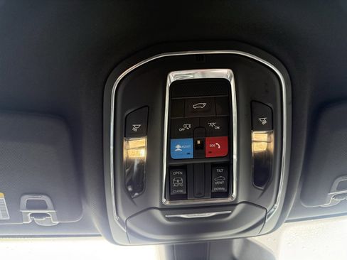 Used 2023 Jeep Grand Cherokee L Laredo image 13