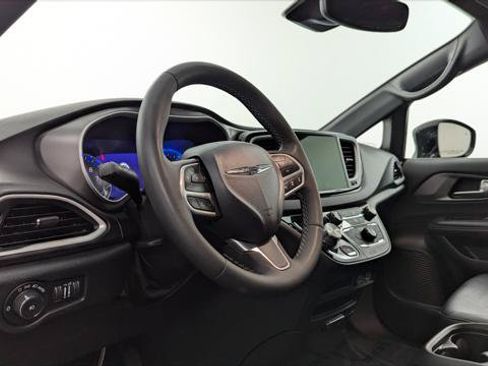 Used 2025 Chrysler Pacifica Select FWD image 21