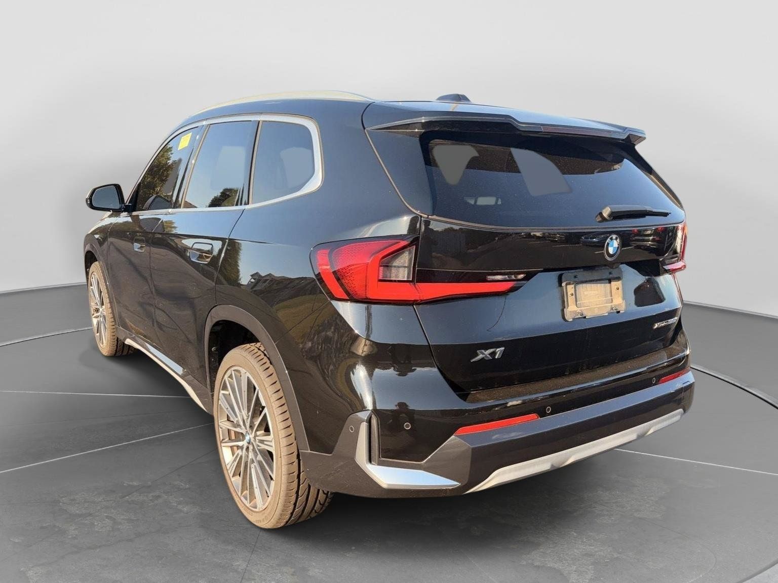 Used 2023 BMW X1 xDrive28i AWD/4WD image 2