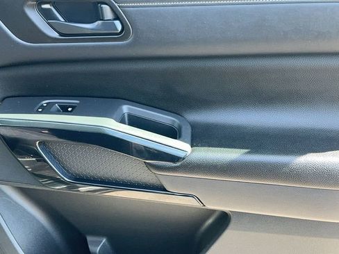 Used 2024 Nissan Pathfinder SV image 18