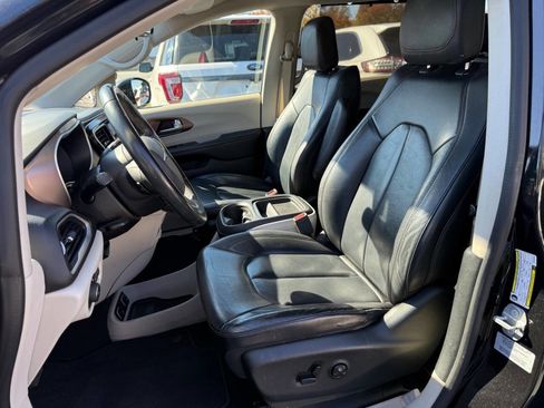 Used 2017 Chrysler Pacifica Touring-L image 7