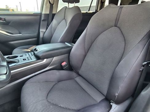 Used 2022 Toyota Highlander LE image 19