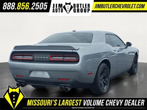 Used 2018 Dodge Challenger SXT image 4