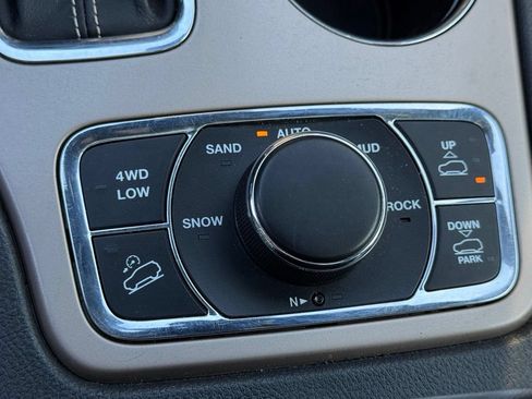 Used 2017 Jeep Grand Cherokee Overland w/ Jeep Active Safety Group AWD/4WD image 21