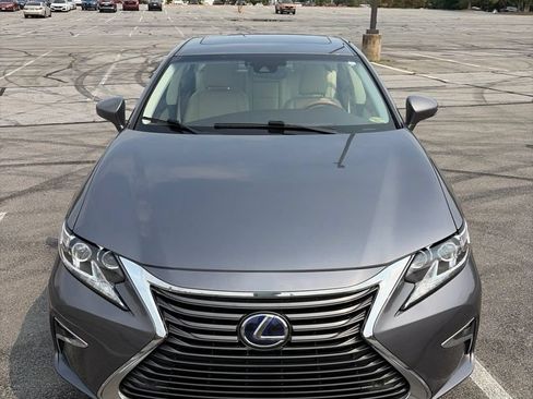 Used 2016 Lexus ES 300h w/ Luxury Package w/Wood Trim FWD image 2
