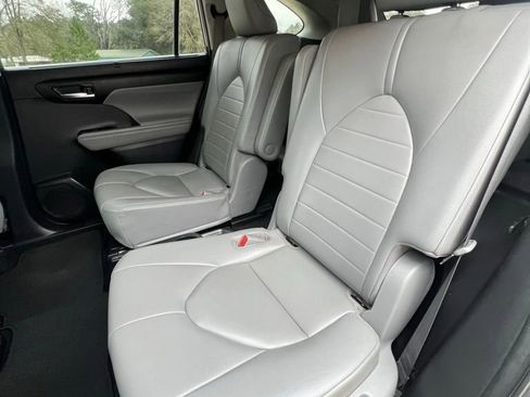 Used 2021 Toyota Highlander XLE image 15