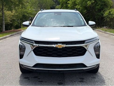 Used 2025 Chevrolet Trax LT FWD image 2