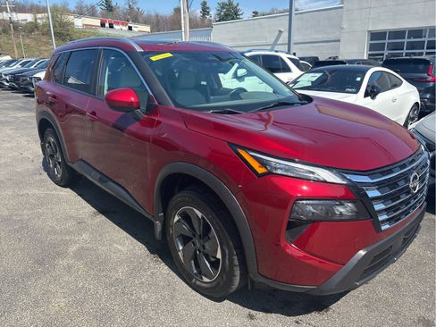 Used 2024 Nissan Rogue SV w/ SV Premium Package image 3