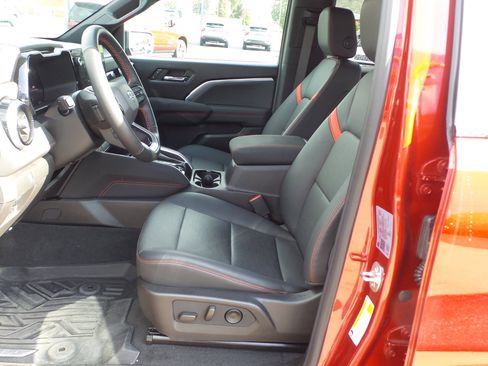 Used 2024 Chevrolet Colorado Z71 w/ Z71 Convenience Package 2 image 11