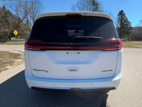 Used 2025 Chrysler Pacifica Limited FWD image 5