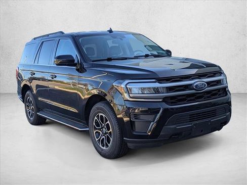 Used 2022 Ford Expedition XLT image 3
