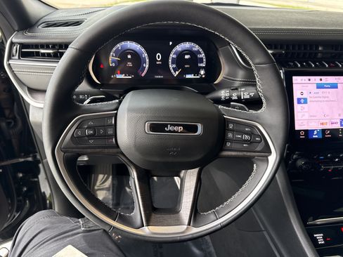 Used 2025 Jeep Grand Cherokee L Limited w/ Luxury Tech Group II AWD/4WD image 17