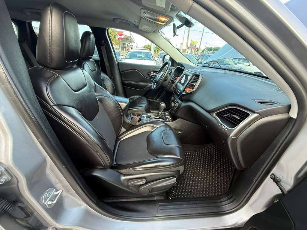 Used 2019 Jeep Cherokee Latitude Plus w/ Cold Weather Group AWD/4WD image 11