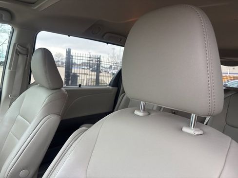 Used 2020 Toyota Sienna XLE w/ XLE Navigation Package image 9