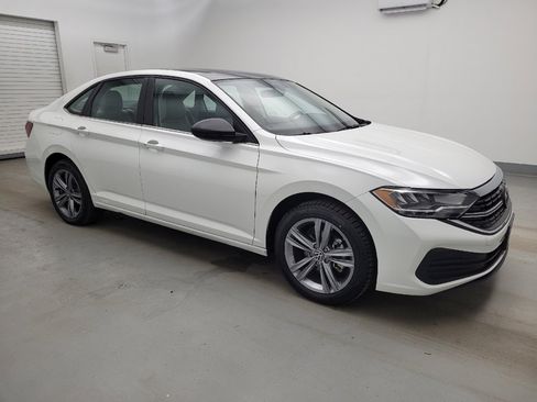 Used 2024 Volkswagen Jetta SE w/ Panoramic Sunroof Package image 11