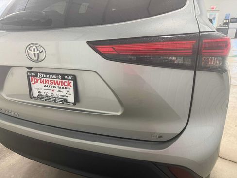 Used 2023 Toyota Highlander LE FWD image 5