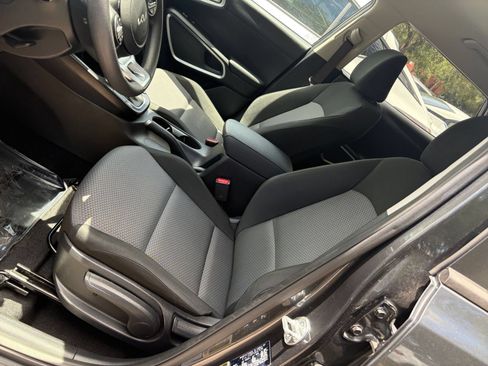 Used 2025 Kia Soul LX w/ LX Technology Package FWD image 34