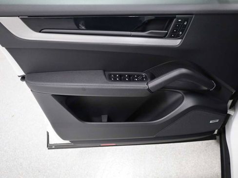 Used 2024 Porsche Cayenne image 16