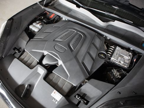 Certified 2024 Porsche Cayenne AWD/4WD image 28