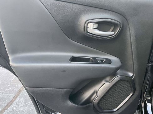 Used 2023 Jeep Renegade Latitude AWD/4WD image 11