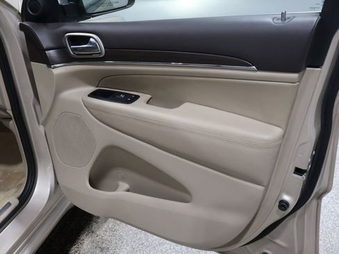 Used 2015 Jeep Grand Cherokee Overland w/ Advanced Technology Group image 27