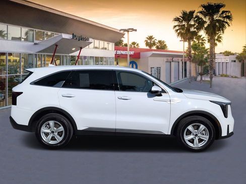 Used 2025 Kia Sorento LX FWD image 2