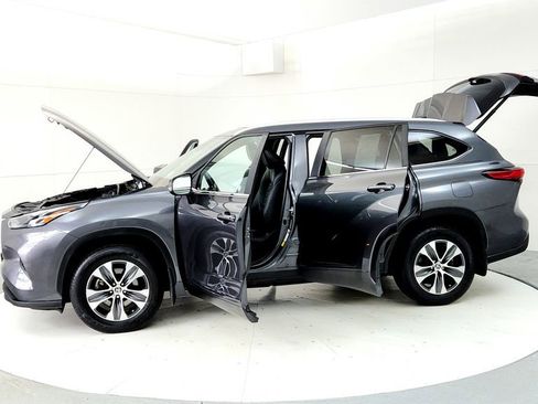 Used 2023 Toyota Highlander XLE AWD/4WD image 10