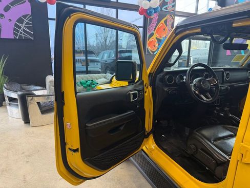 Used 2019 Jeep Wrangler Unlimited Sahara w/ Uconnect 4C Nav & Sound Group image 10