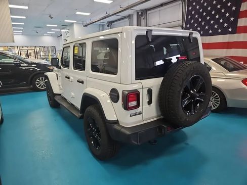 Used 2021 Jeep Wrangler Unlimited Sahara AWD/4WD image 3