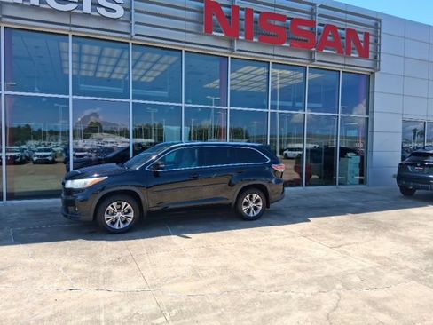 Used 2015 Toyota Highlander XLE FWD image 2
