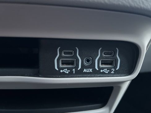 Used 2024 Chrysler Pacifica Touring-L image 22