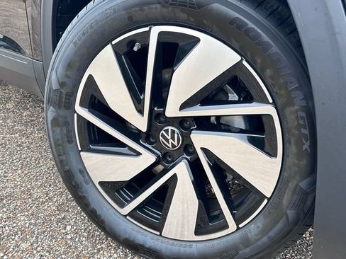New 2026 Volkswagen Atlas SE FWD image 2
