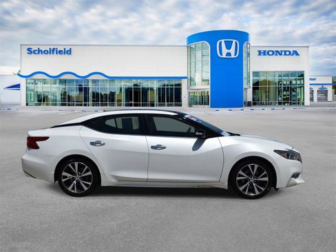 Used 2017 Nissan Maxima Platinum w/ Interior Lighting Package FWD image 2