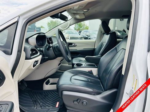 Used 2022 Chrysler Pacifica Touring-L FWD image 3