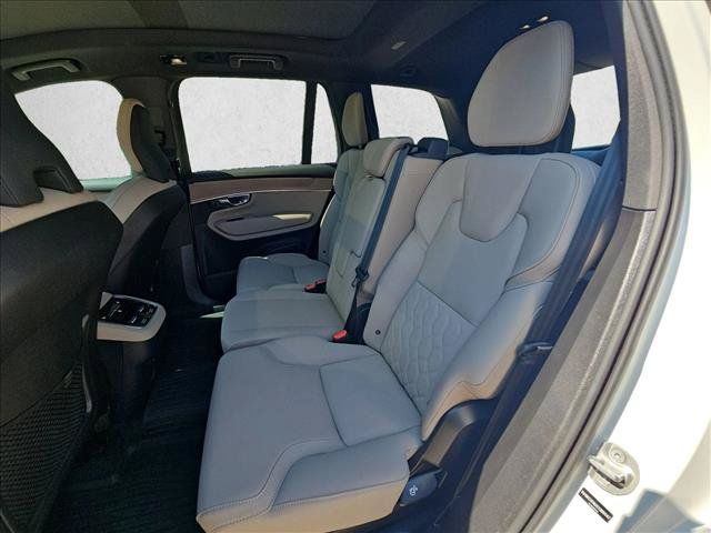 Used 2025 Volvo XC90 B5 Core w/ Climate Package AWD/4WD image 18