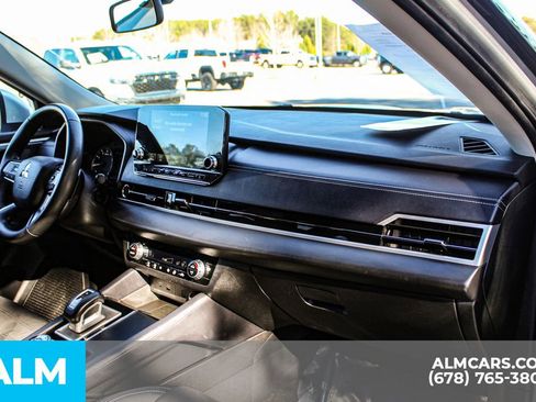 Used 2024 Mitsubishi Outlander SE image 27