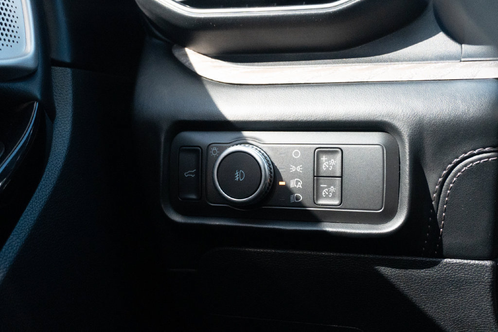 Used 2021 Ford Explorer Platinum w/ Premium Technology Package RWD image 23
