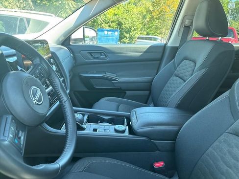 Used 2025 Nissan Pathfinder SV AWD/4WD image 19