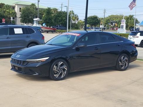 Used 2025 Hyundai Elantra SEL FWD image 1