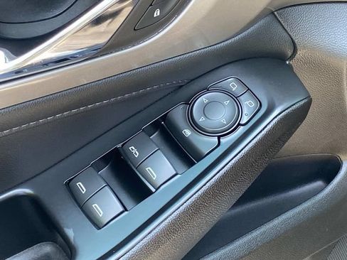 Used 2023 Chevrolet Traverse LT FWD image 14