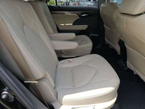 Used 2024 Toyota Highlander Platinum FWD image 37