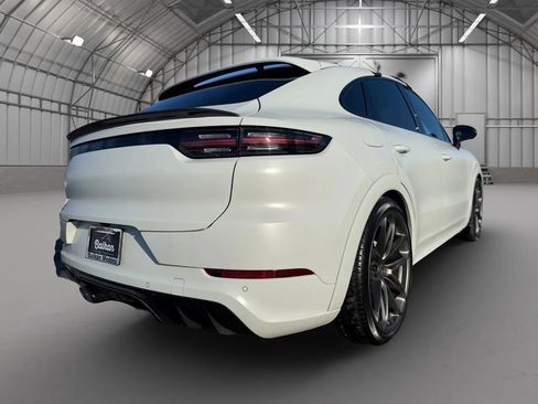 Used 2022 Porsche Cayenne Turbo image 8