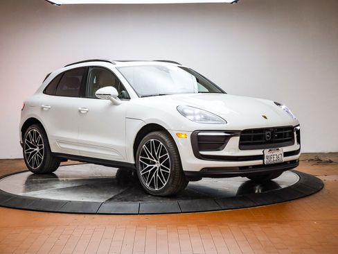 Certified 2025 Porsche Macan image 14