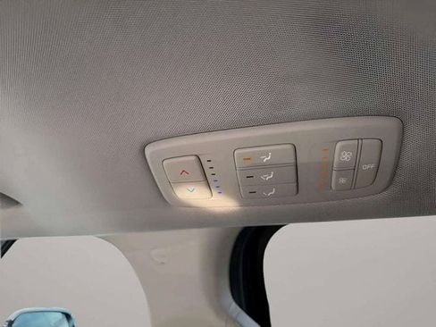 Used 2024 Kia Carnival LX FWD image 7