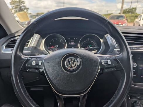 Used 2018 Volkswagen Tiguan SE w/ Panoramic Sunroof Package image 30