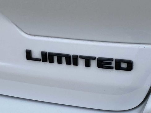 Used 2023 Jeep Grand Cherokee Limited w/ Black Appearance Package image 18