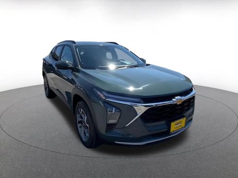 Used 2025 Chevrolet Trax LT FWD image 3