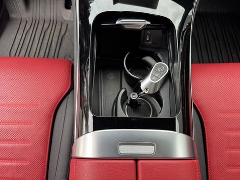 Used 2025 Mercedes-Benz GLC 300 4MATIC image 16